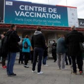 Пункт вакцинации от коронавируса в Париже