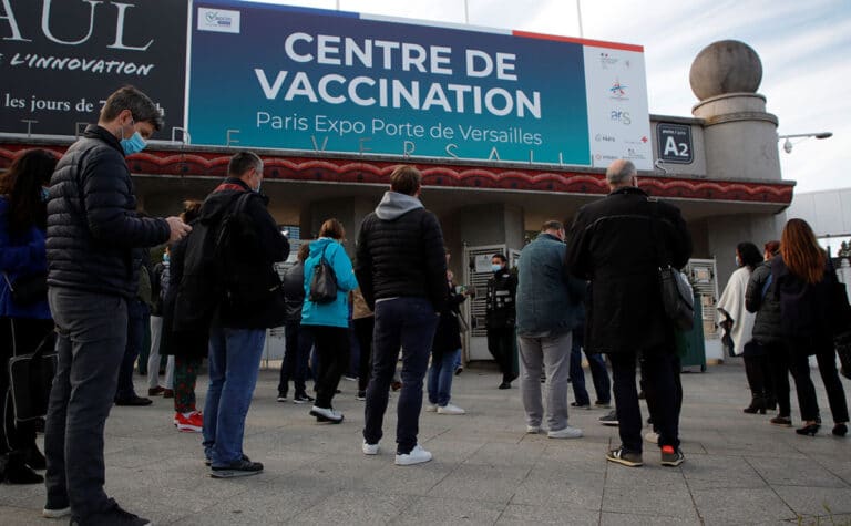Пункт вакцинации от коронавируса в Париже