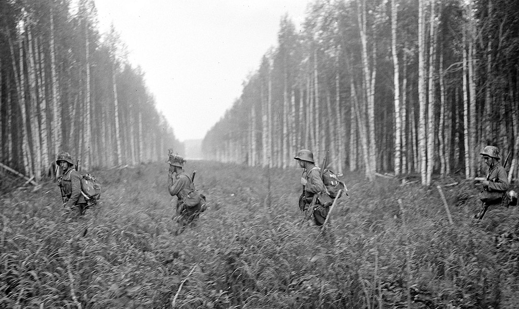 Финские солдаты летом 1941 года пересекают границу с СССР. В тот момент официальный Хельсинки наивно надеялся вернуть утраченное в Зимней войне: финны, как и все западные народы, ожидали, что немцы быстро сомнут СССР. Как и остальные, они глубоко ошибались  / ©Wikimedia Commons