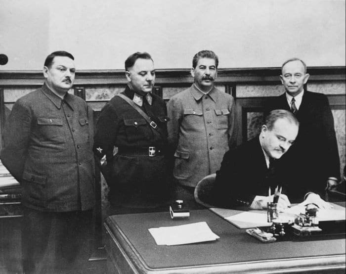 Молотов подписывает договор между СССР и так называемой Финской демократической республикой. Сзади него, слева направо, стоят Жданов, Ворошилов, Сталин и Куусинен, глава этой так называемой республики / ©Wikimedia Commons