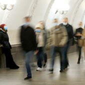 Пассажиры на одной из станций Московского метрополитена