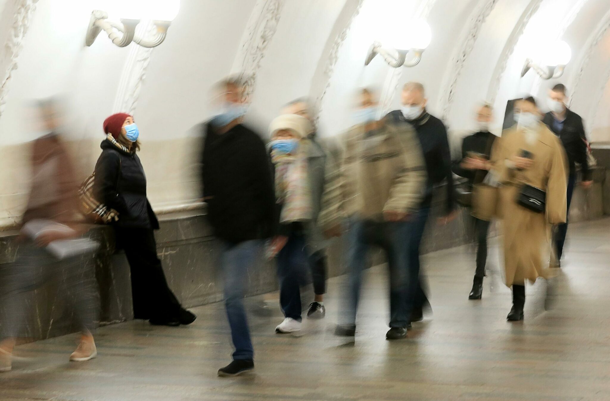 Пассажиры на одной из станций Московского метрополитена