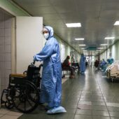 Медицинские работники и пациенты в отделении для больных с коронавирусом в ГКБ № 15 имени Филатова