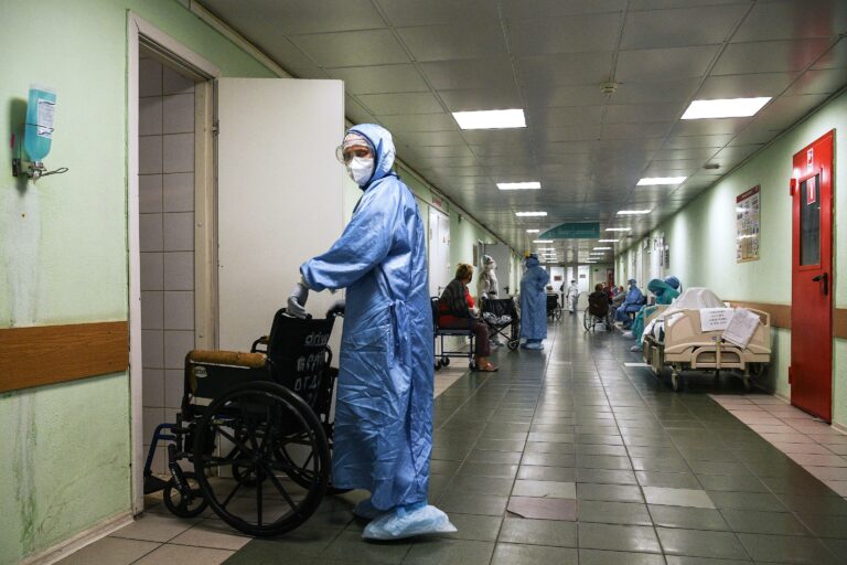 Медицинские работники и пациенты в отделении для больных с коронавирусом в ГКБ № 15 имени Филатова