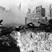 Советские солдаты штурмуют дом в Сталинграде