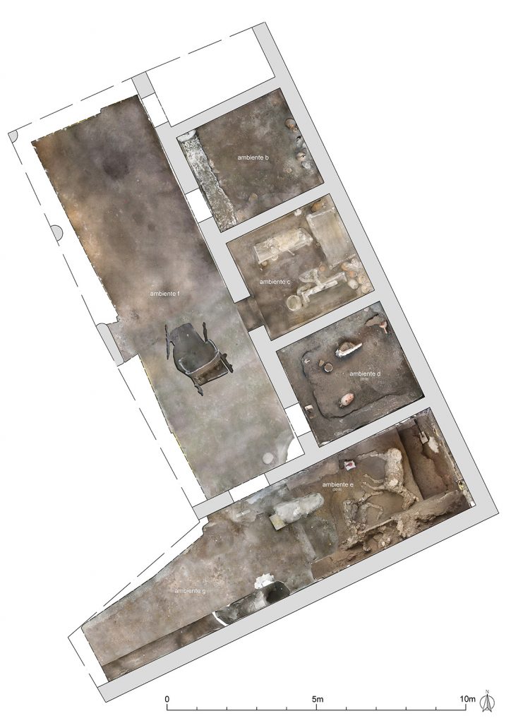 Схема помещений: нижнее, с останками лошади, — конюшня, слева, самое большое — место, где нашли колесницу, средняя из трех маленьких комнат справа — комната рабов / ©pompeiisites.org