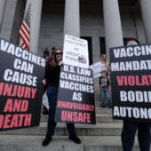 Митинг против вакцинации в США