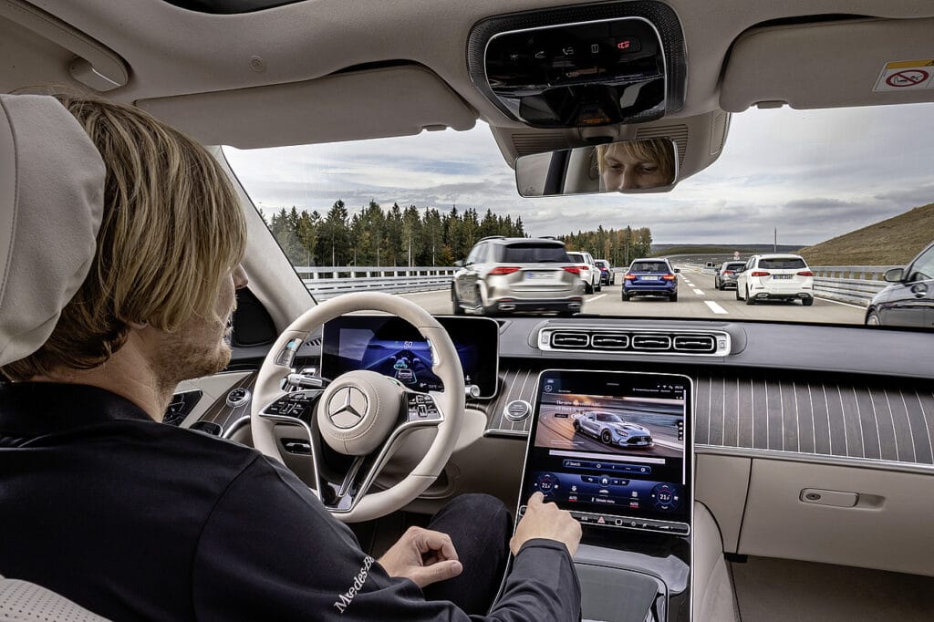 Водителям Mercedes разрешили не смотреть на дорогу во время движения: юридическая революция для автопилотов