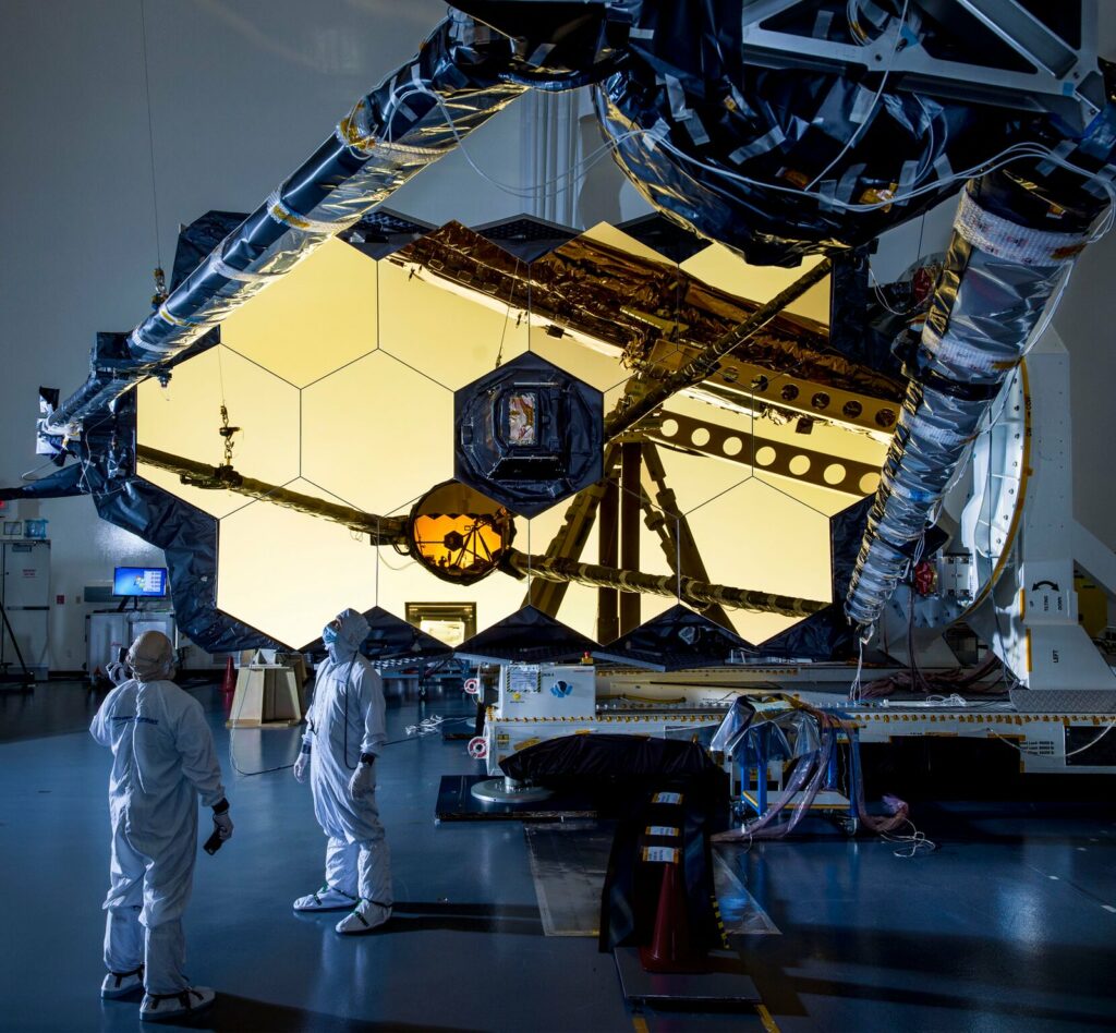 Техники и инженеры тестируют сложную систему разворачивания рабочих поверхностей телескопа / NASA, Chris Gunn (CC BY)