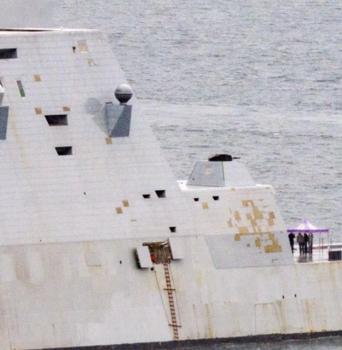 Новейший американский эсминец USS Zumwalt покрылся ржавчиной