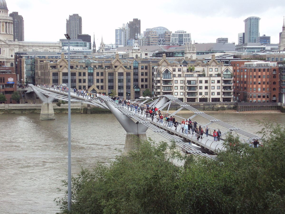 Вопреки распространенному мнению, колебания мостов объяснили несинхронными движениями пешеходов