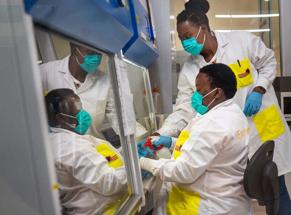 Исследовательский центр Ндлову, Южная Африка. Работники центра занимаются считыванием генетической последовательности одного из образцов с новым вариантом коронавируса  / ©Wikimedia Commons