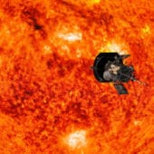 «Паркер» на фоне Солнца в представлении художника. / © NASA/Johns Hopkins APL/Steve Gribben