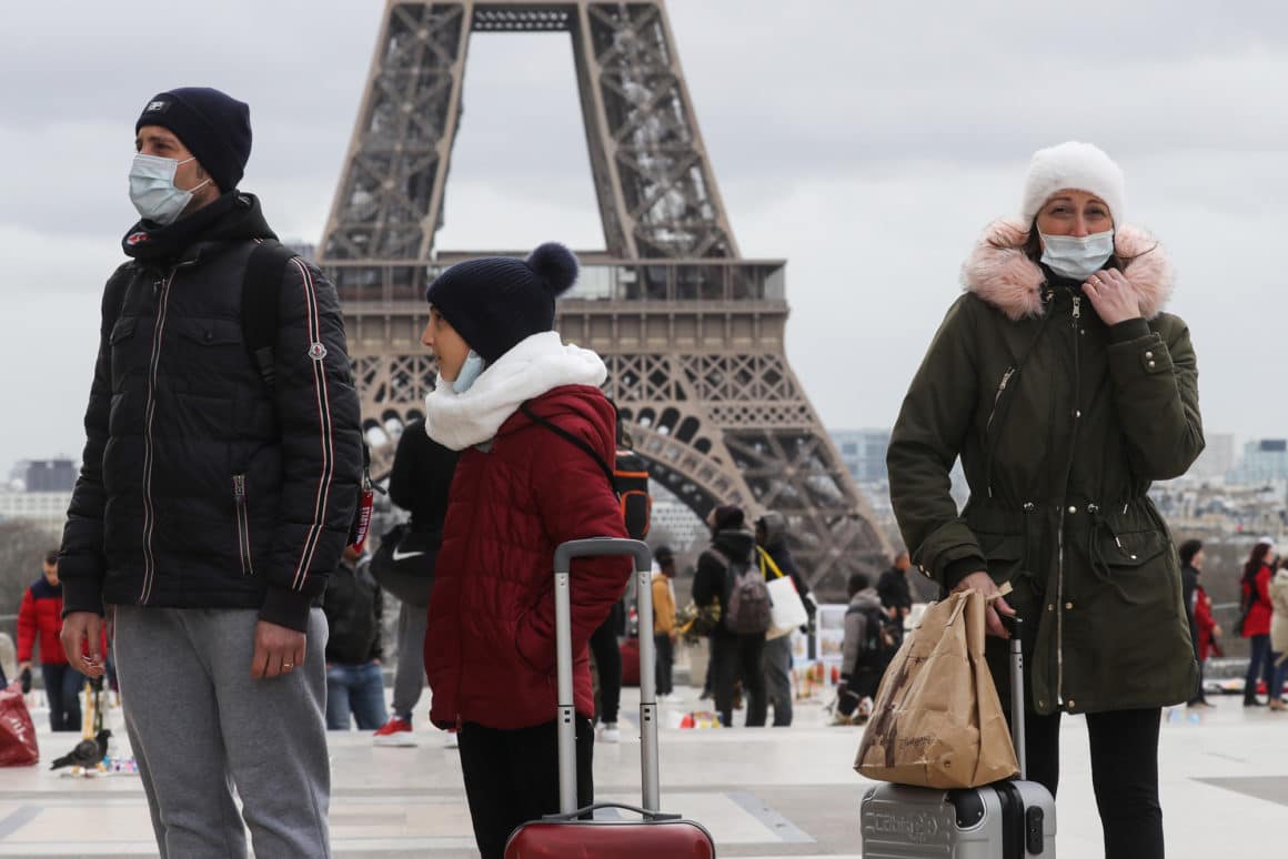 Туристы на улице в Париже