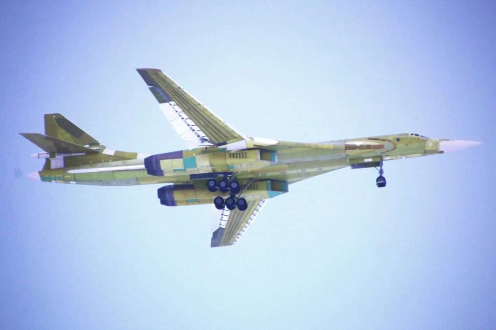 Бомбардировщик Ту-22М3 показали с новейшей крылатой ракетой Х-32