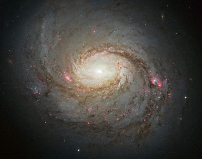 Снимок спиральной галактики Мессье 77, сделанный космическим телескопом Хаббл.