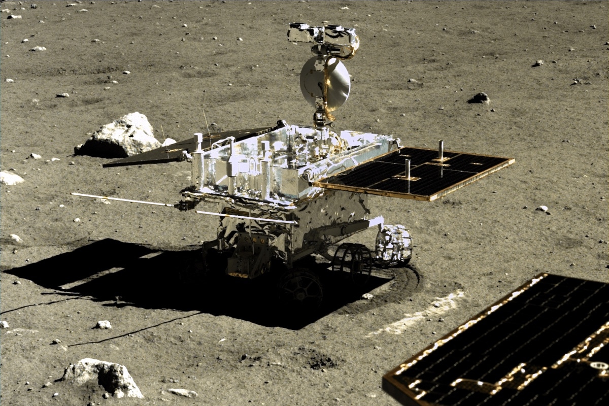 Китайский луноход нашел на Луне стеклянные шарики