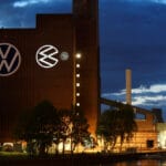 BMW и Volkswagen приостановили работу заводов в Европе из-за нехватки деталей