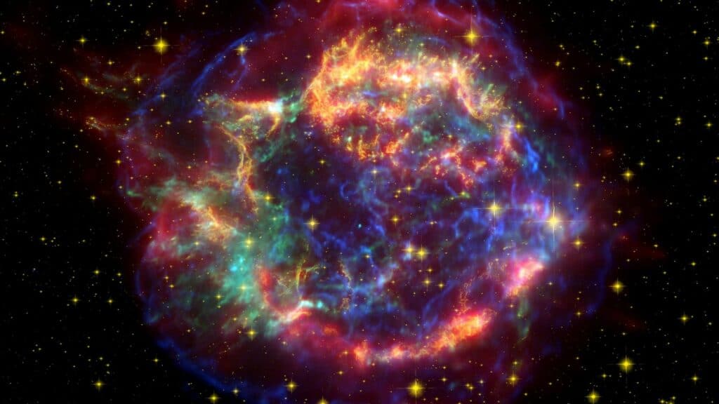 Остаток сверхновой Cassiopeia A: комбинация видимого, инфракрасного и рентгеновского изображений