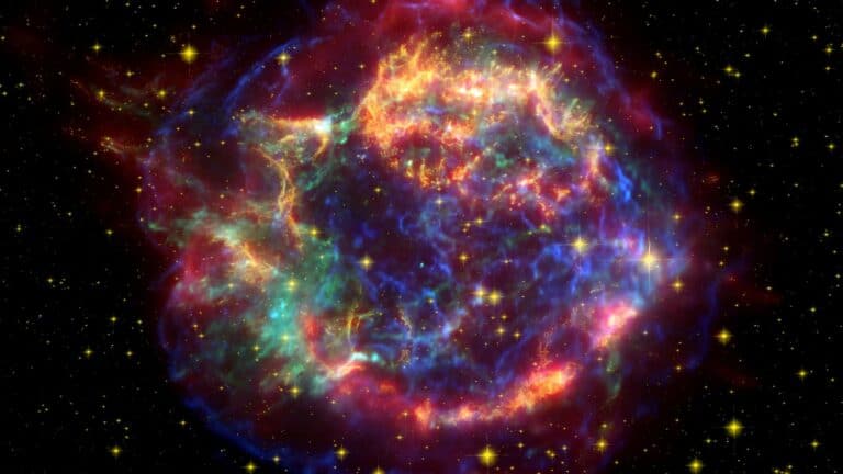 Остаток сверхновой Cassiopeia A: комбинация видимого, инфракрасного и рентгеновского изображений
