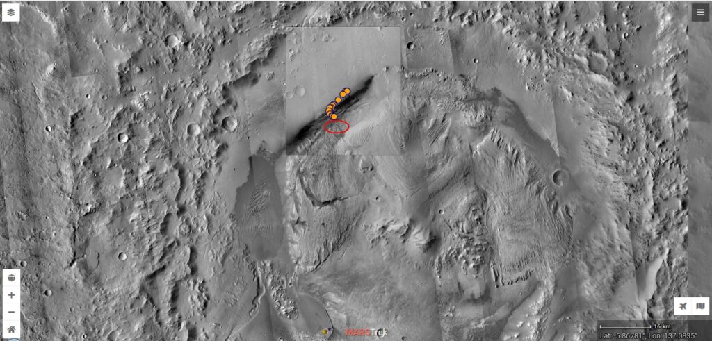 Маршрут Curiosity в кратере Гейл, в масштабах всего кратера. Красным эллипсом отмечено подножье Гринхью и ущелье Гедиз.