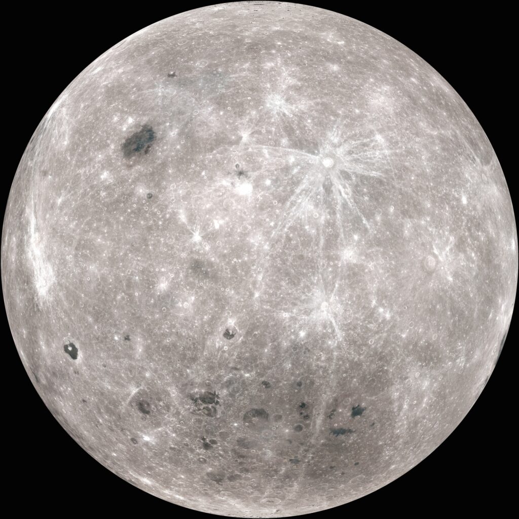 Обратная сторона Луны, мозаика изображений зонда Lunar Reconnaissance Orbiter. Темное округлое пятно внизу с участками «морей» - центральная часть бассейна Южный полюс - Эйткен.