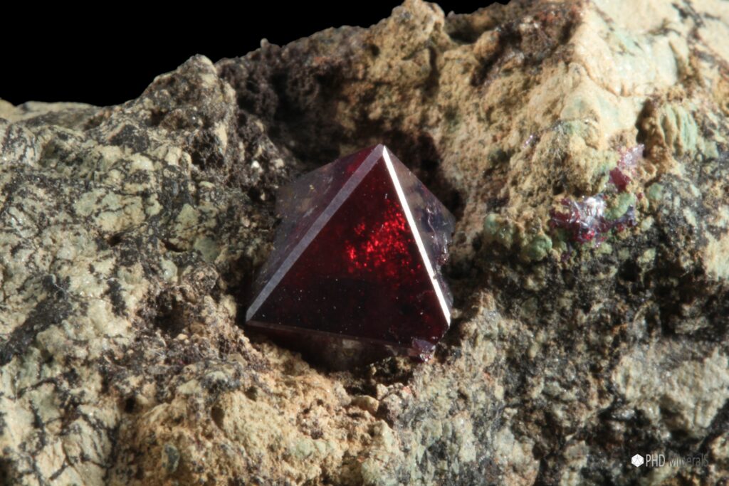 Кристалл минерала куприта, обладающего множеством необычных полупроводниковых свойств / © pinterest.org