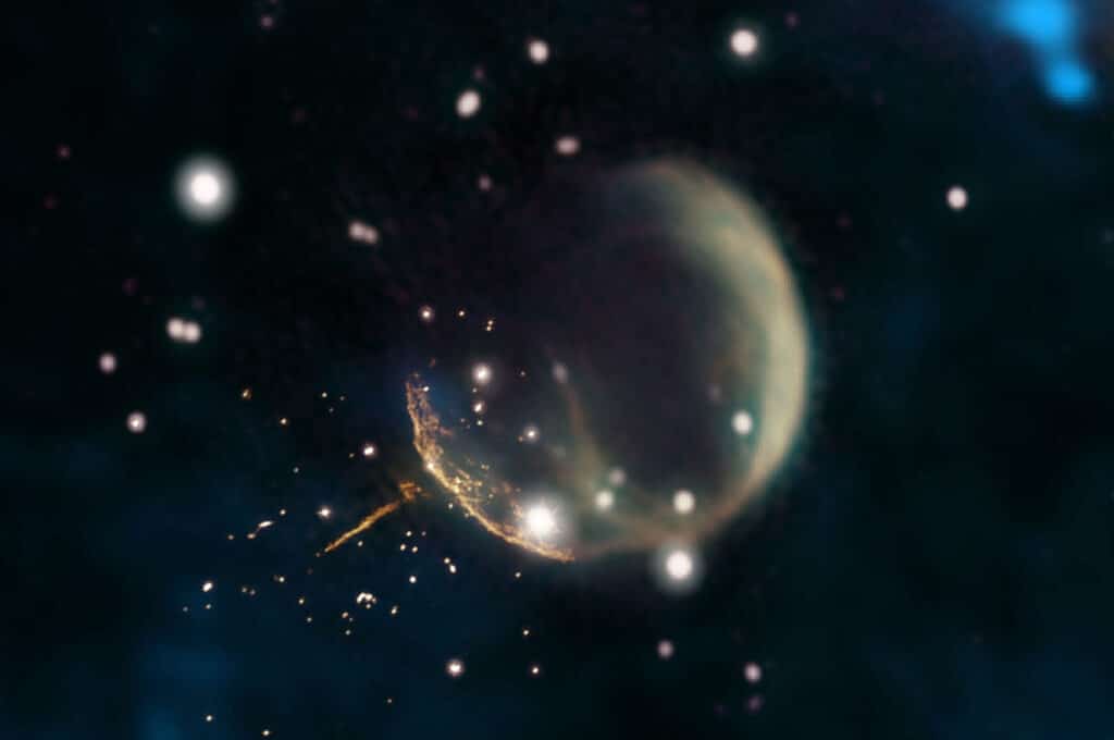 «Шип» слева снизу - след пульсара, получившего отдачу и покидающего остаток сверхновой
