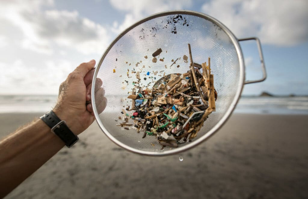 Волонтер из организации Canarias Libre de Plasticos собирает микропластик и другой мусор на пляже Альмасига на северном побережье Тенерифе (Канарские острова), 14 июля 2018 года / © Дезире Мартин, AFP, Getty Images
