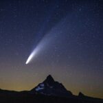 Ученые обнаружили пылевой след кометы в виде песочных часов
