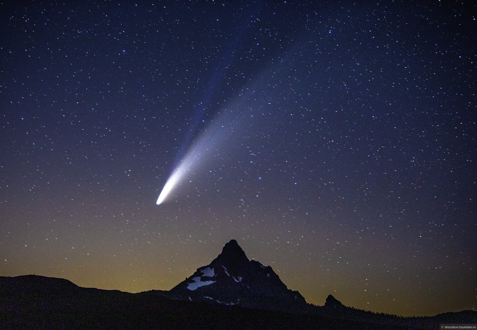 Ученые обнаружили пылевой след кометы в виде песочных часов