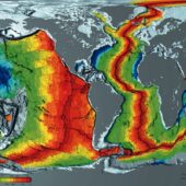 На карте синим обозначены самые старые участки океанической коры, красным — самые молодые, расположенные вдоль срединно-океанических хребтов
