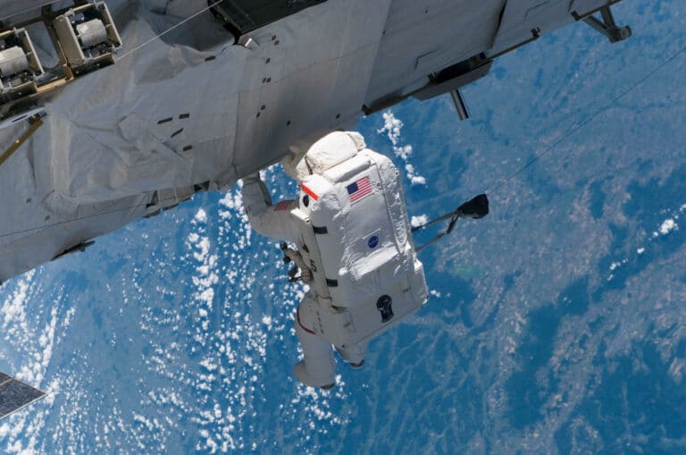 Американский астронавт во время выхода в открытый космос на МКС