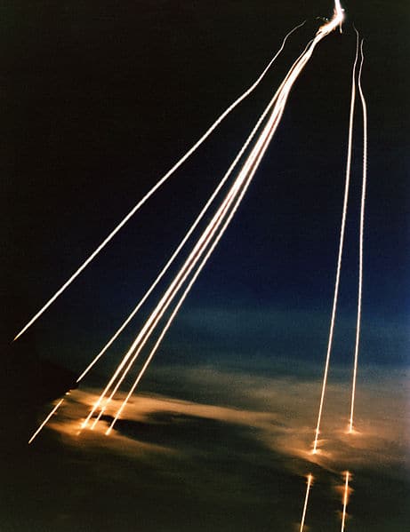 Фото с задержкой, показывающее следы входа в атмосферу боевых блоков американской межконтинентальной баллистической ракеты / ©Wikimedia Commons