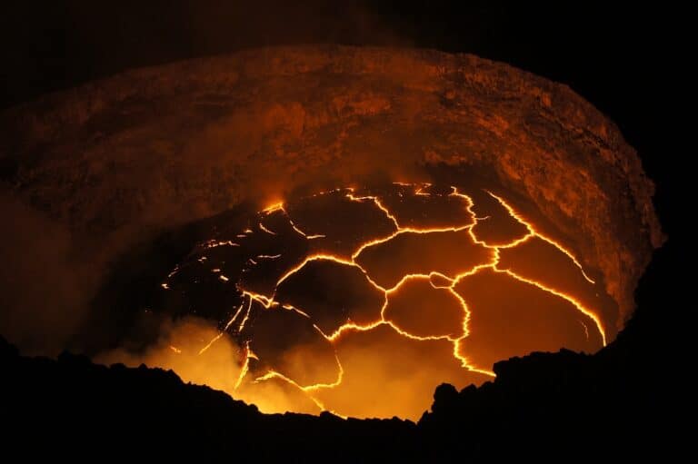 Лавовое озеро в кратере Халемаумау (Килауэа)