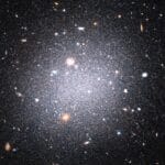 Древнее столкновение оставило цепочку галактик без темной материи