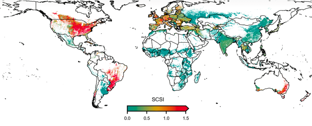 Глобальная карта, составленная на основе уровней механизации, размеров ферм, предполагаемого размера сельхозтехники, текстуры почвы и ее влажности. Красным цветом показаны страны с наибольшим риском уплотнения грунтов, зеленым — с наименьшим / © 