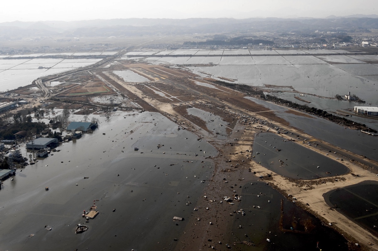 Последствия землетрясения и цунами в Японии в 2011 году: разрушенный и затопленный аэропорт Сендай
