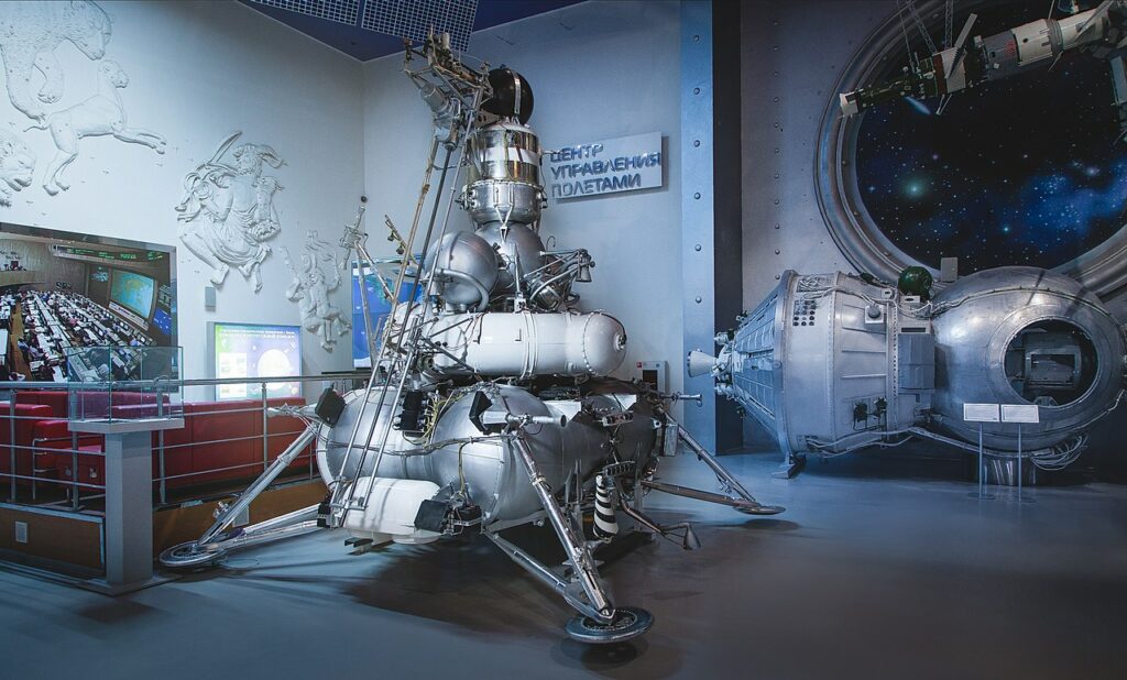 Последняя отечественная миссия на Луну, беспилотная «Луна-24», стартовала почти 46 лет назад. Она осуществила забор грунта и доставила его обратно на Землю. Так впервые удалось доказать наличие воды в лунном реголите. А за последние четверть века российская космонавтика не смогла полностью самостоятельно произвести ни одного аппарата, предназначенного для работы дальше околоземной орбиты. Это позволяет предположить, что необходимые для их разработки технологии не развиваются на современном уровне. На фото: в левой части -- макет АМС «Луна-24» / ©Музей космонавтики