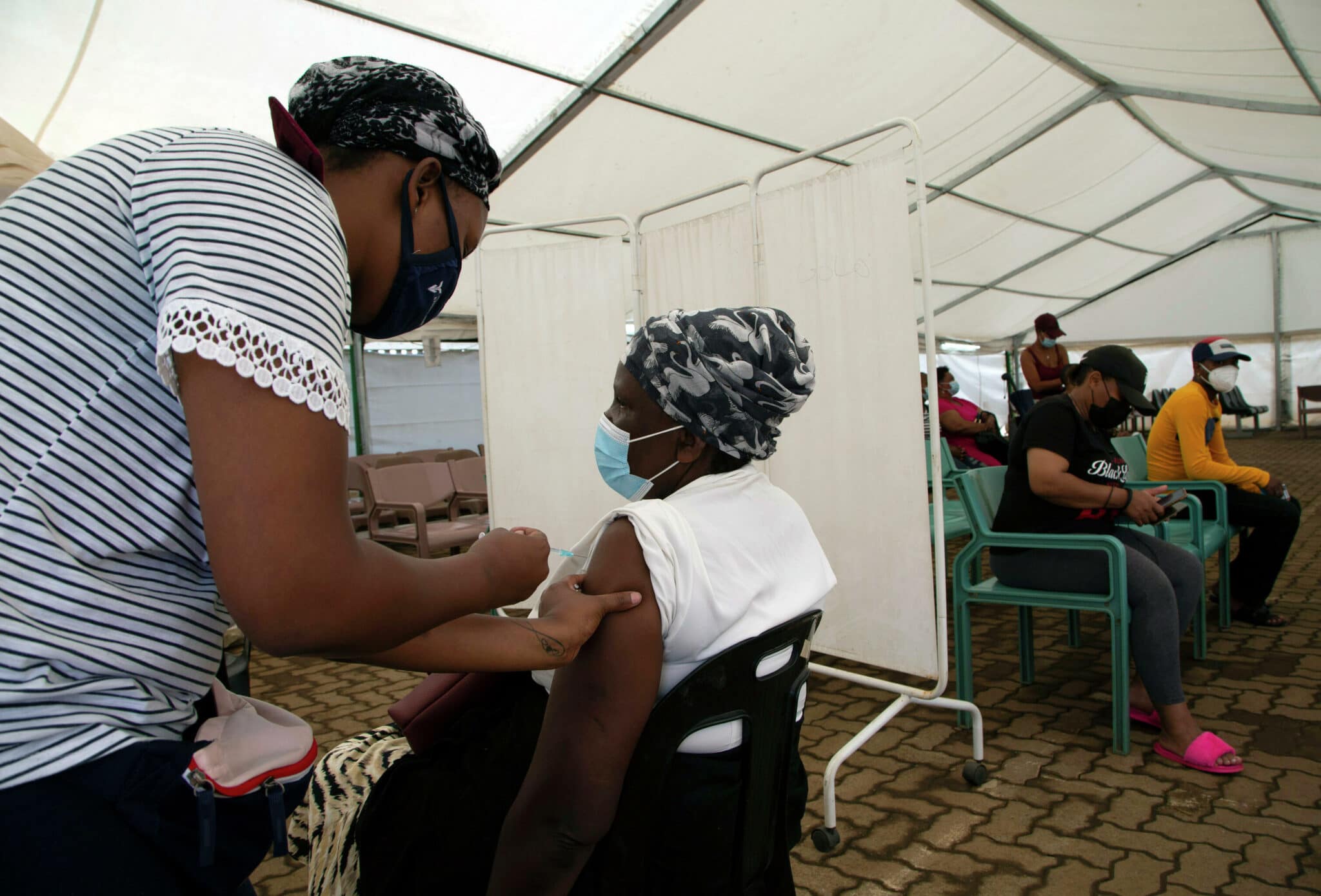 Женщина во время вакцинации против коронавируса