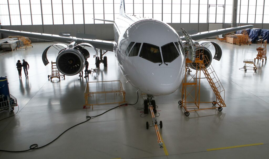 Авиалайнер МС-21-310 с двигателем ПД-14