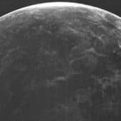 Радиолокационное изображение поверхности Венеры, полученное с помощью передатчика Аресибо и приемника Грин-Бэнк. Крупные кольцеобразные структуры - короны, особый тип венерианских вулканов.