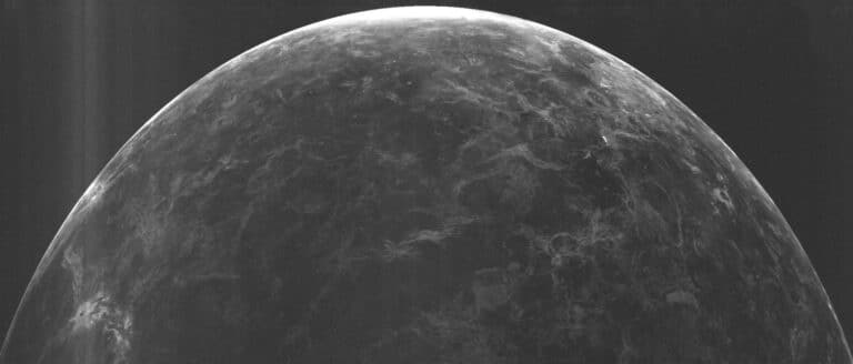 Радиолокационное изображение поверхности Венеры, полученное с помощью передатчика Аресибо и приемника Грин-Бэнк. Крупные кольцеобразные структуры - короны, особый тип венерианских вулканов.
