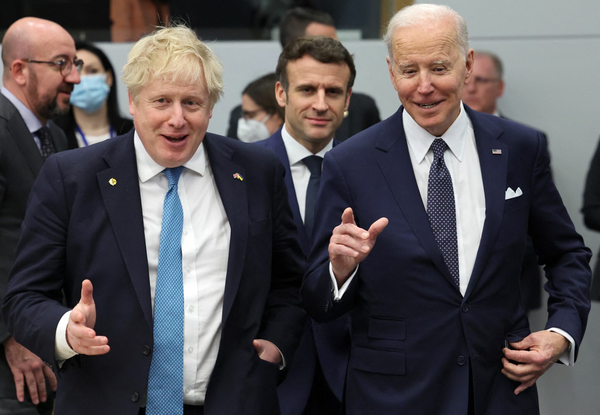 Премьер-министр Великобритании Борис Джонсон (слева) беседует с президентом США Джо Байденом