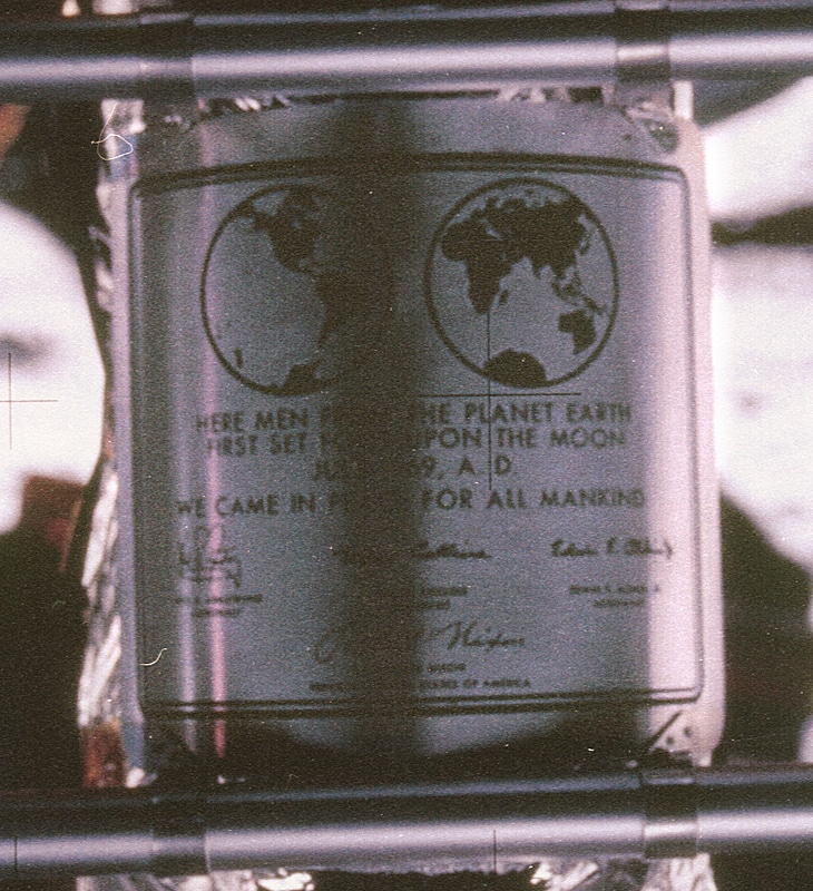 Табличка с гравировкой на лесенке посадочного модуля «Аполлон-11»: «Мы пришли с миром ради всего человечества» / ©NASA