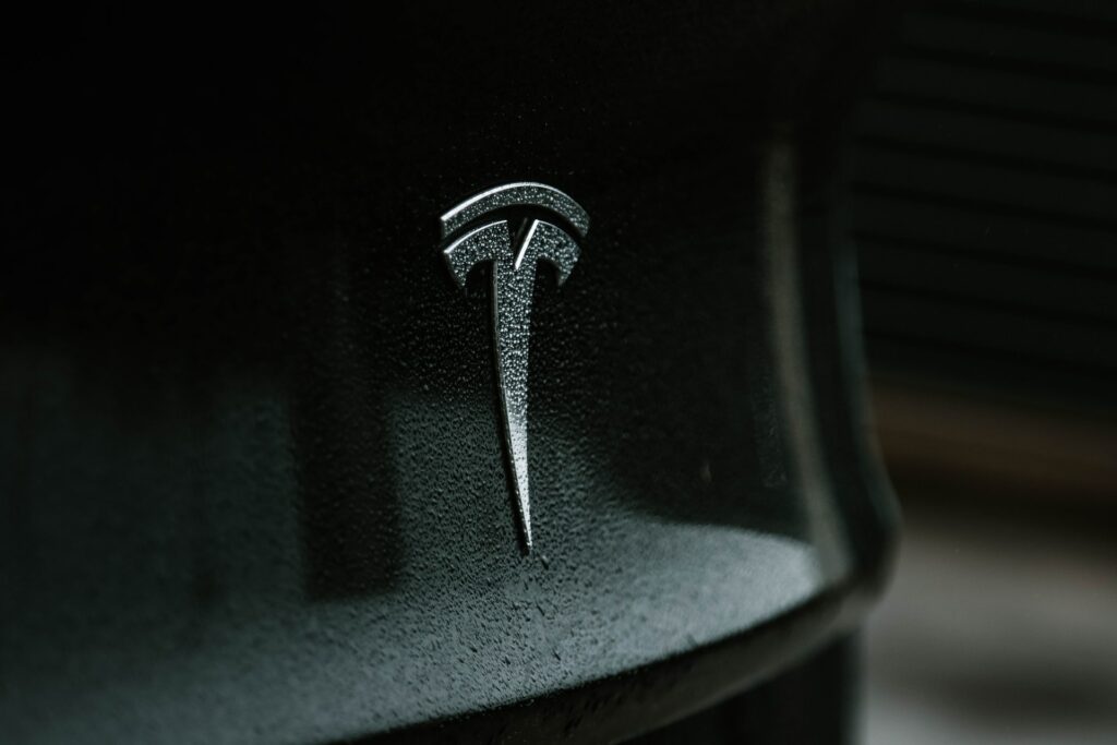 Логотип Tesla на Tesla Model X / © Austin Ramsey / Unsplash