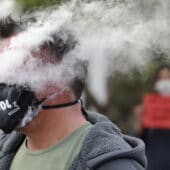 Курящий человек в маске