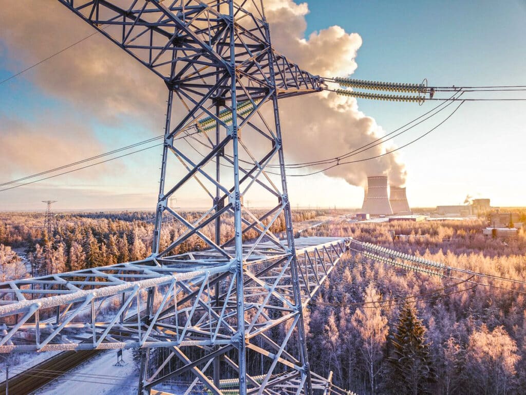 Даже в России с ее мощной единой энергосистемой крупные АЭС требуют исключительно мощных линий электропередач. Очень во многих странах таких просто нет: местные не сталкивались со станциями столь циклопических масштабов / ©Росатом
