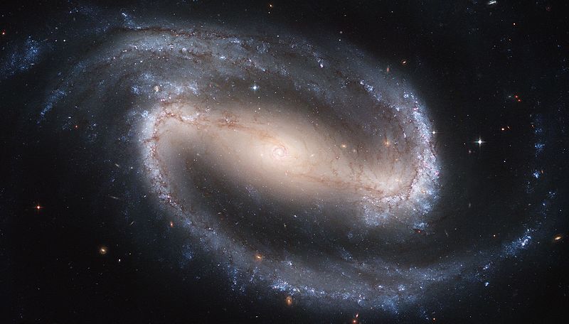 NGC 1300, спиральная галактика с перемычкой (яркая продольная деталь в центре) / ©Wikimedia Commons