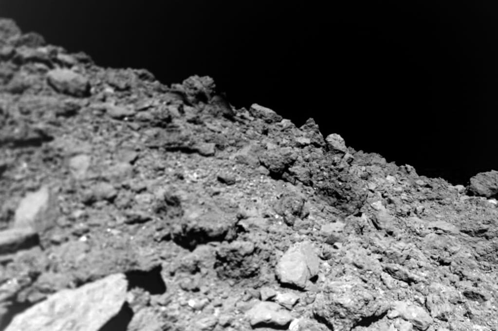 Почему маленькие астероиды лишены пыли